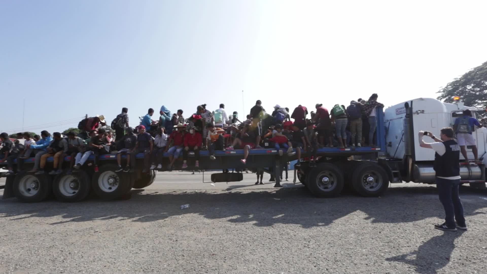 Migrant caravan crosses Mexico