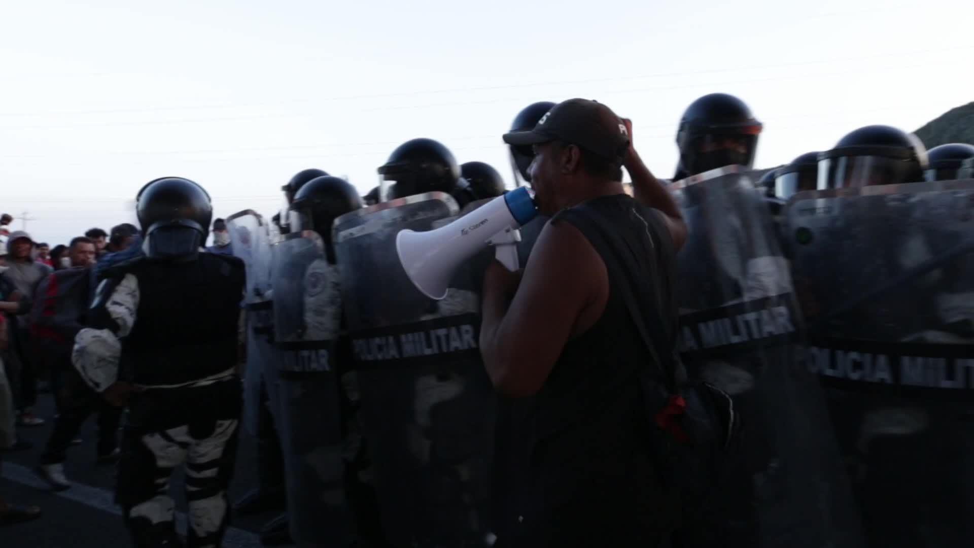 Migrant caravan crosses Mexico