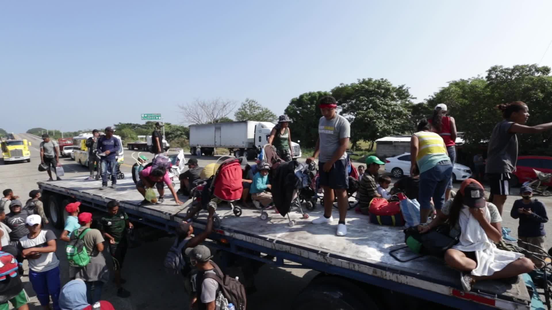Migrant caravan crosses Mexico