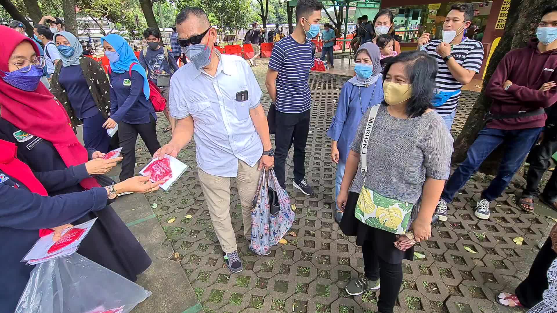 Distribution Of Free Masks In Indonesia To Prevent The Spread Of Omicron Strain