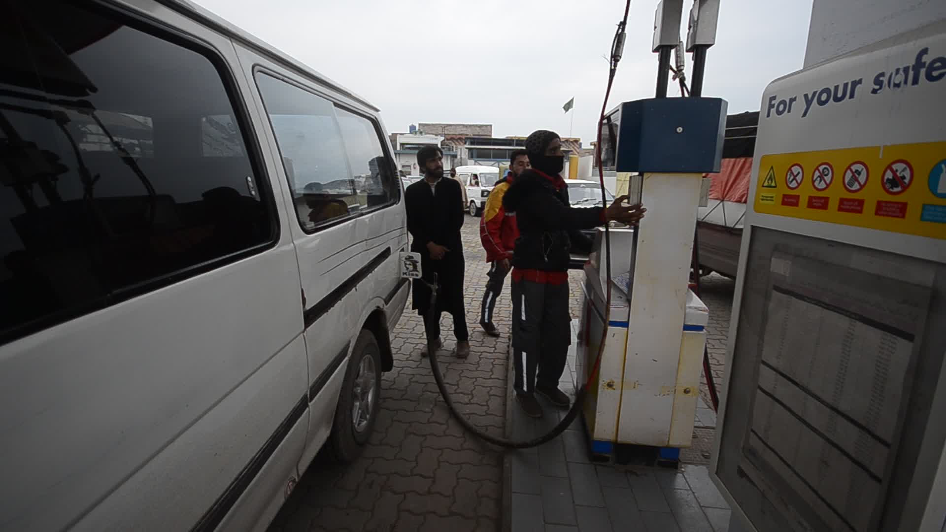 Gas supply to CNG stations stopped to facilitate domestic consumers in Peshawar