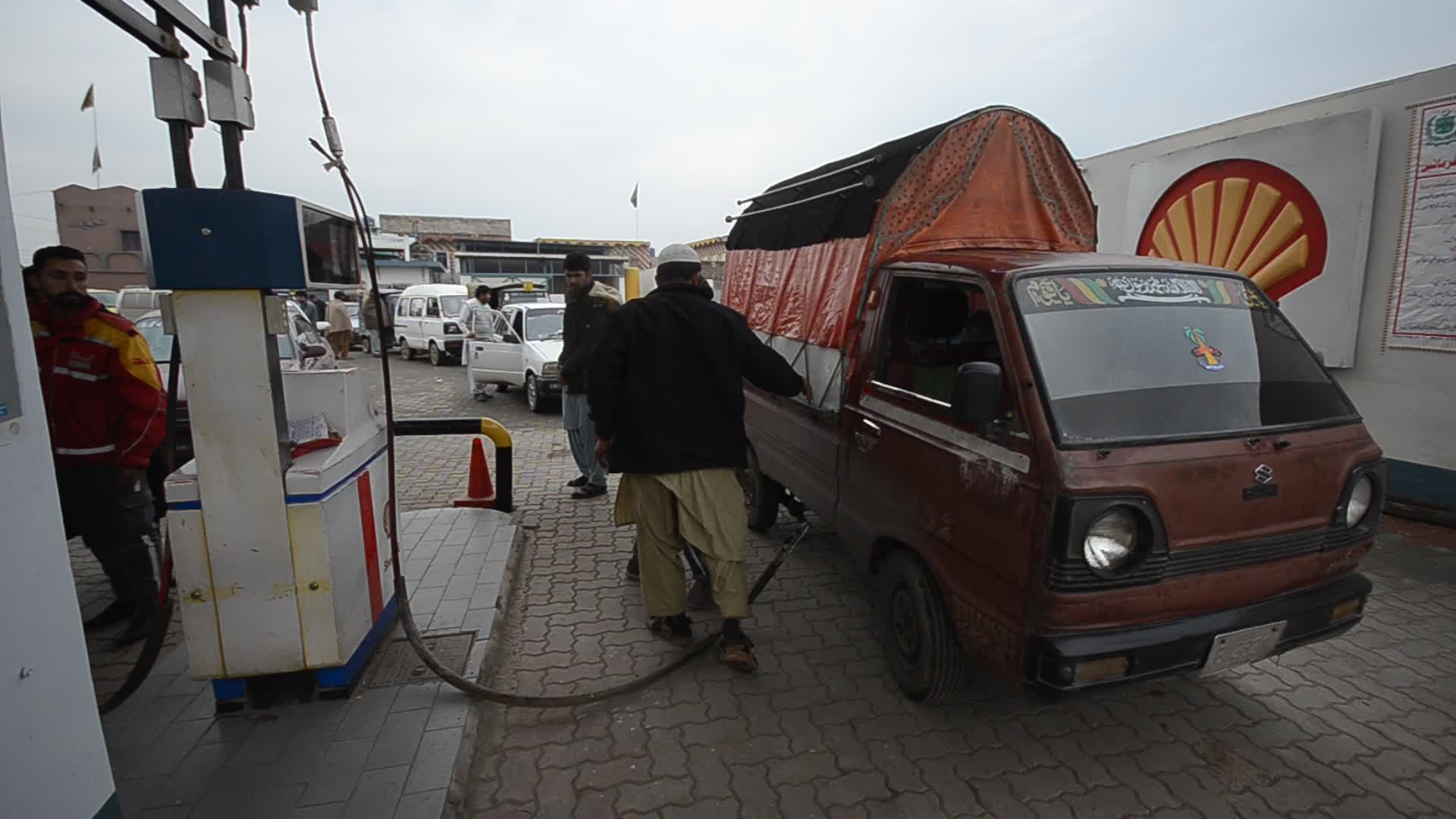 Gas supply to CNG stations stopped to facilitate domestic consumers in Peshawar