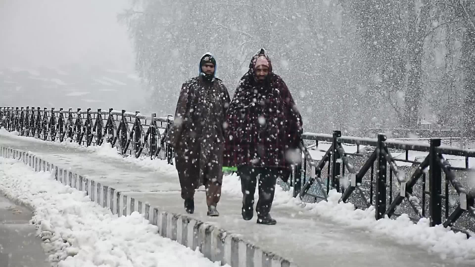 Heavy Snowfall In Kashmir