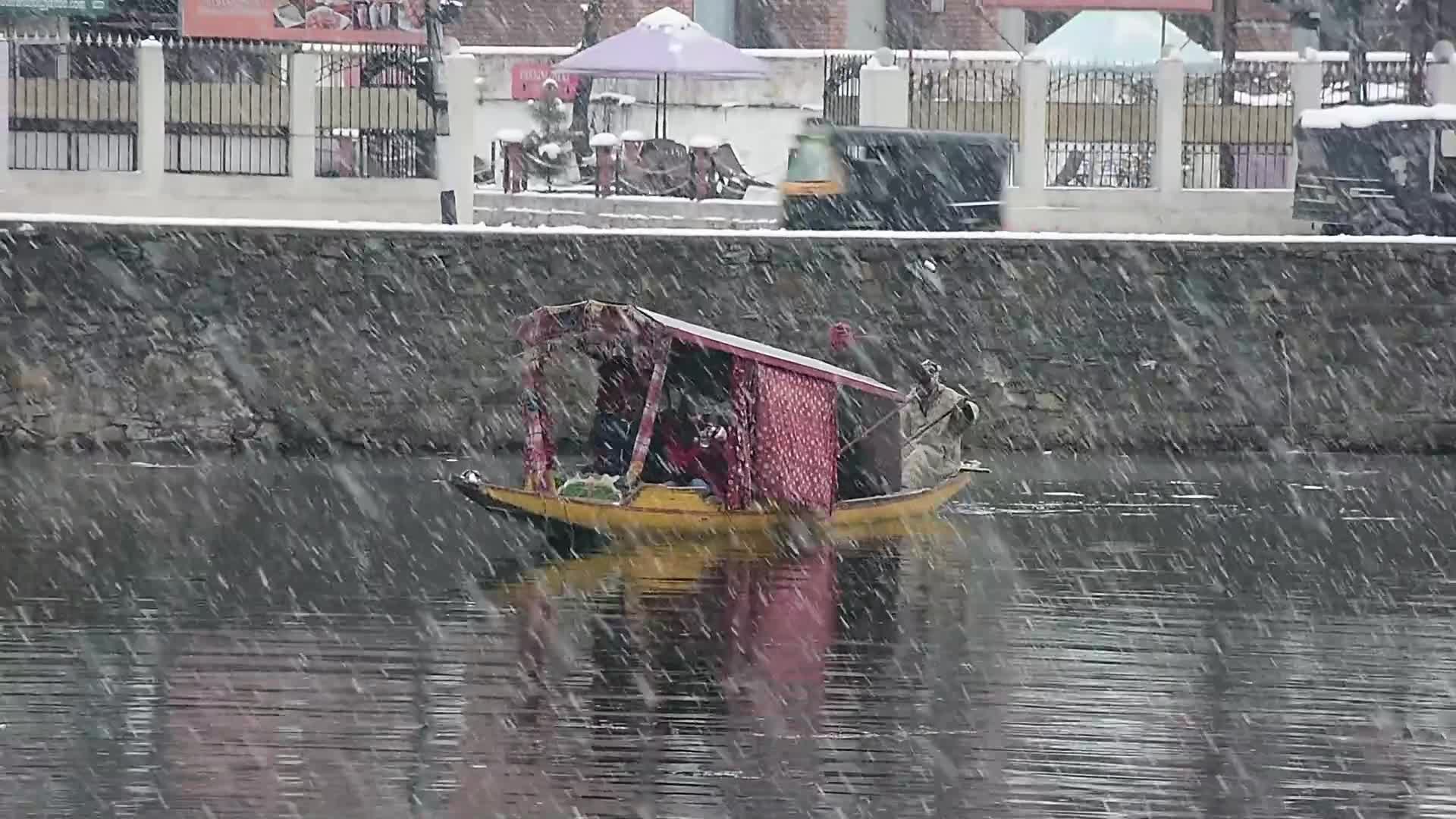 Heavy Snowfall In Kashmir