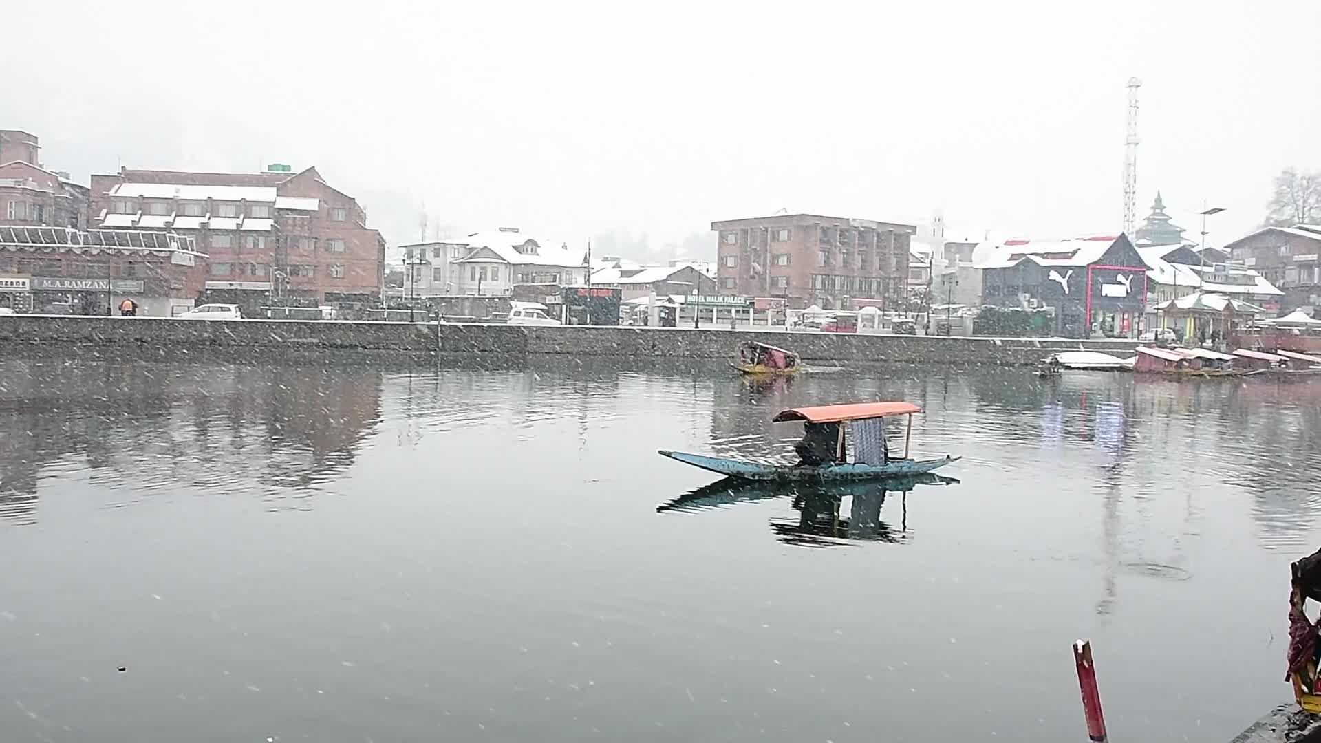 Heavy Snowfall In Kashmir