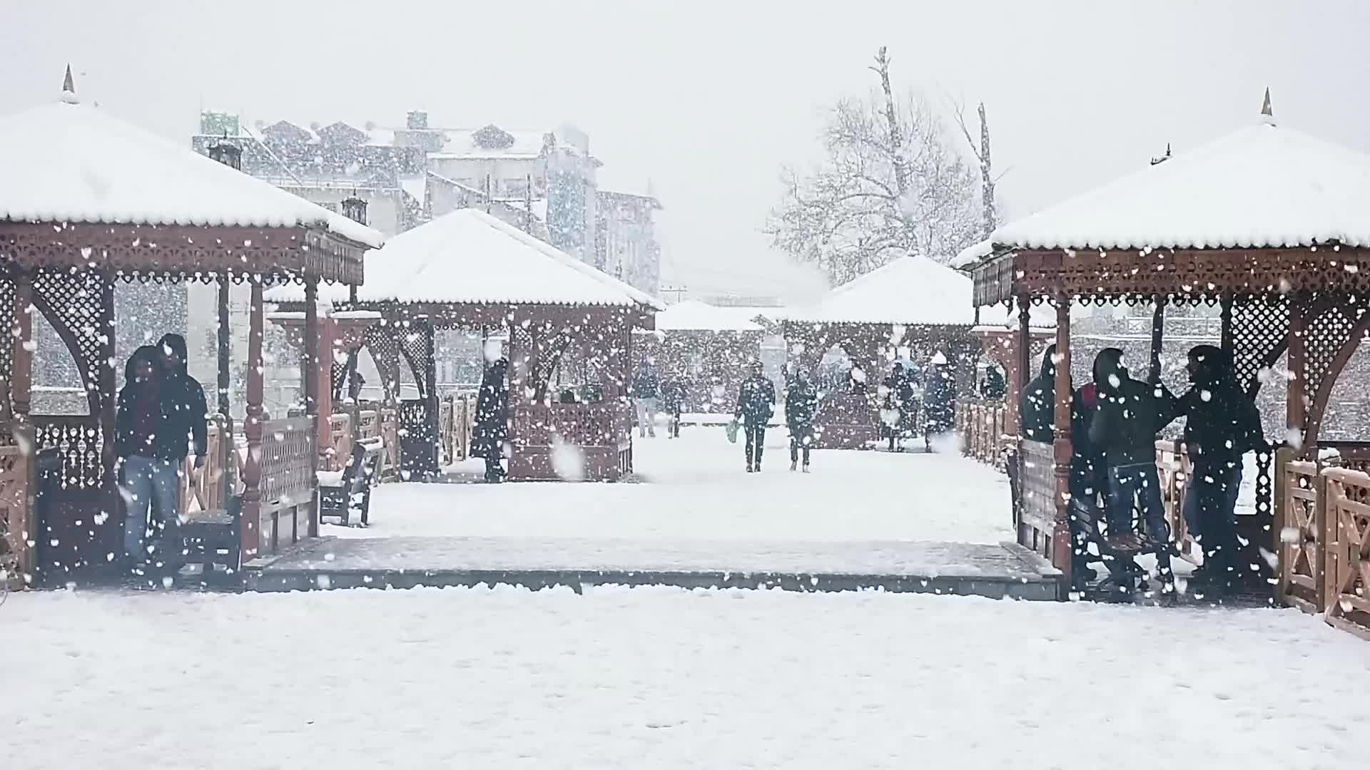 Heavy Snowfall In Kashmir