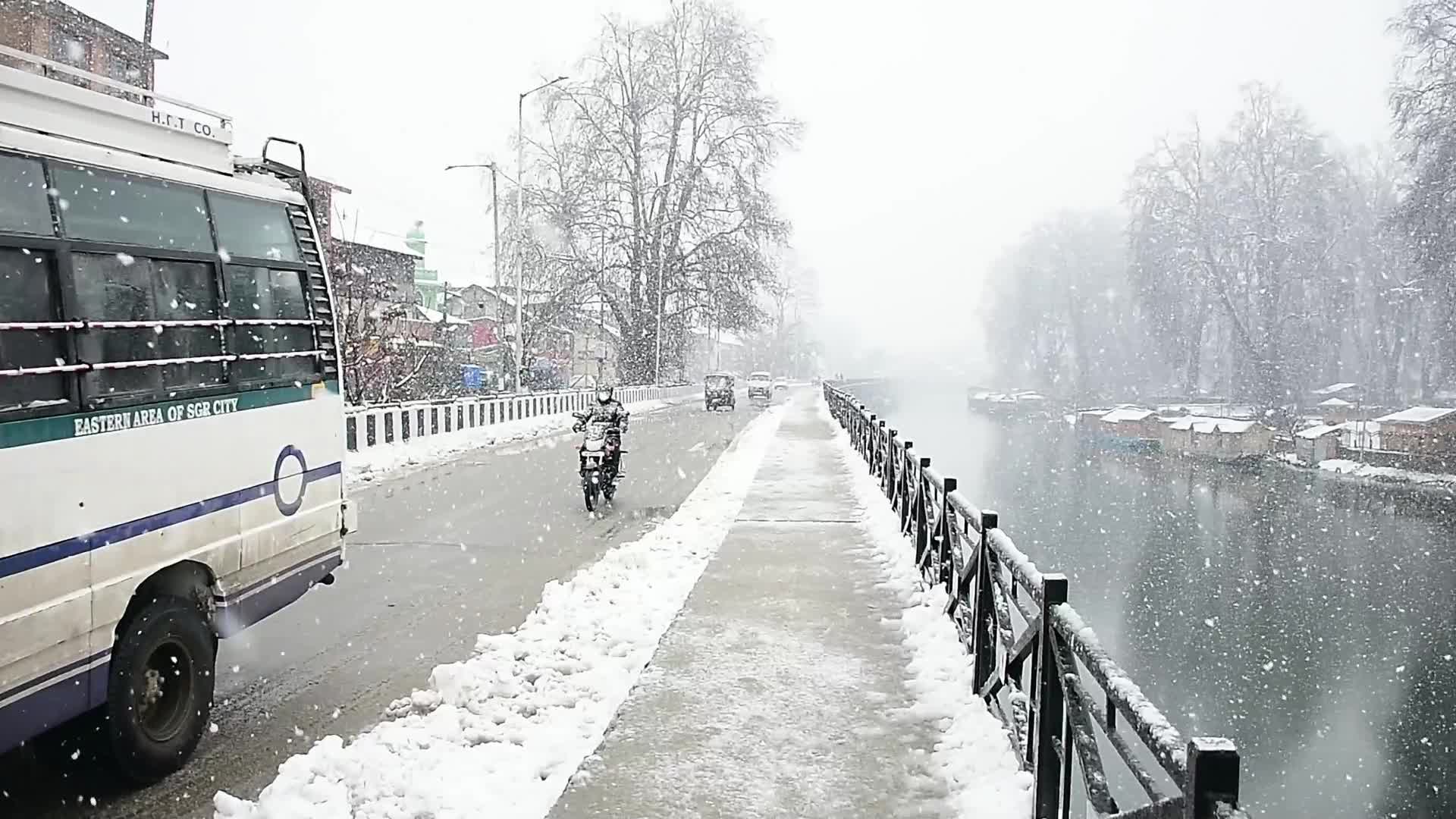 Heavy Snowfall In Kashmir