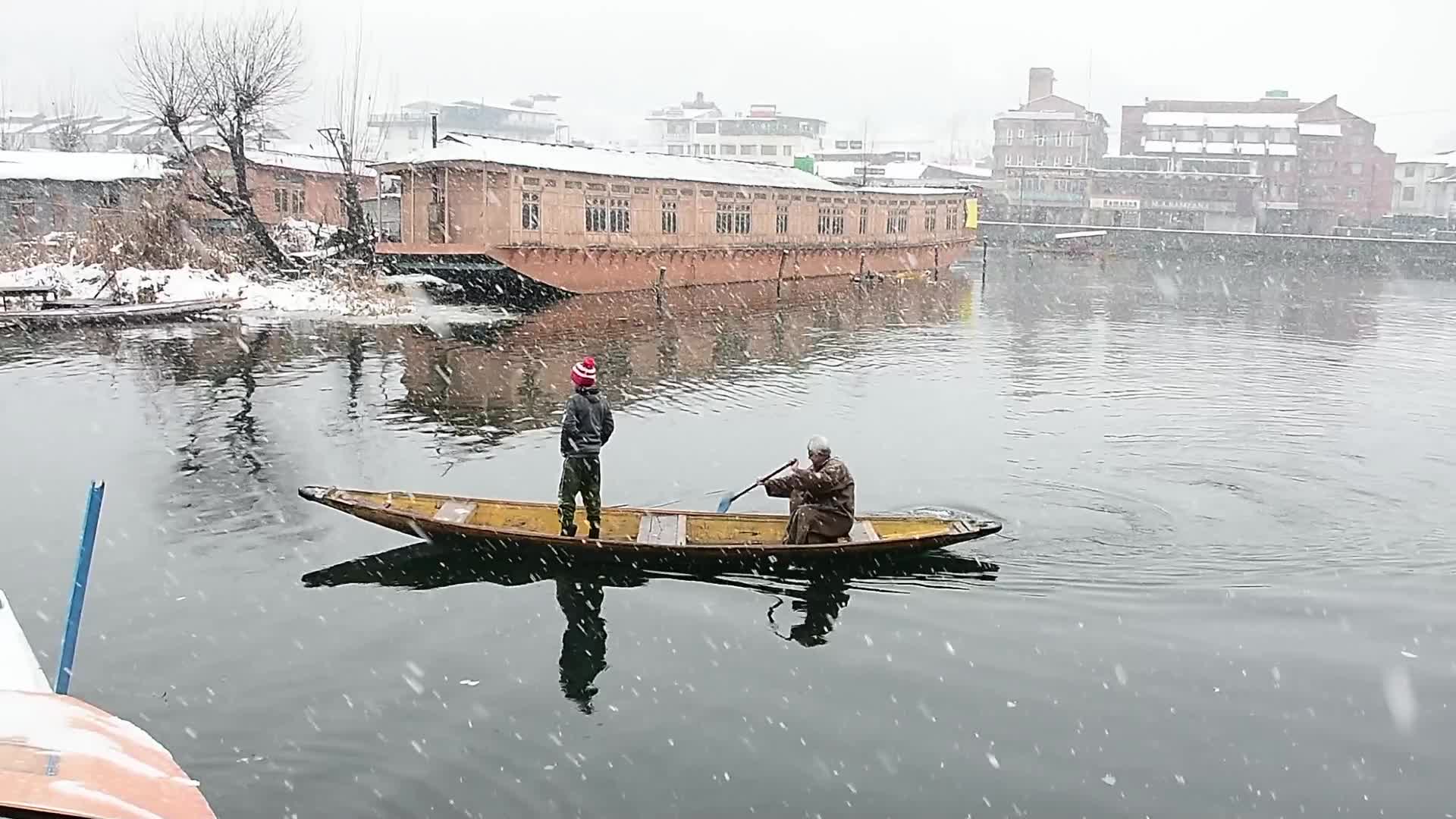 Heavy Snowfall In Kashmir