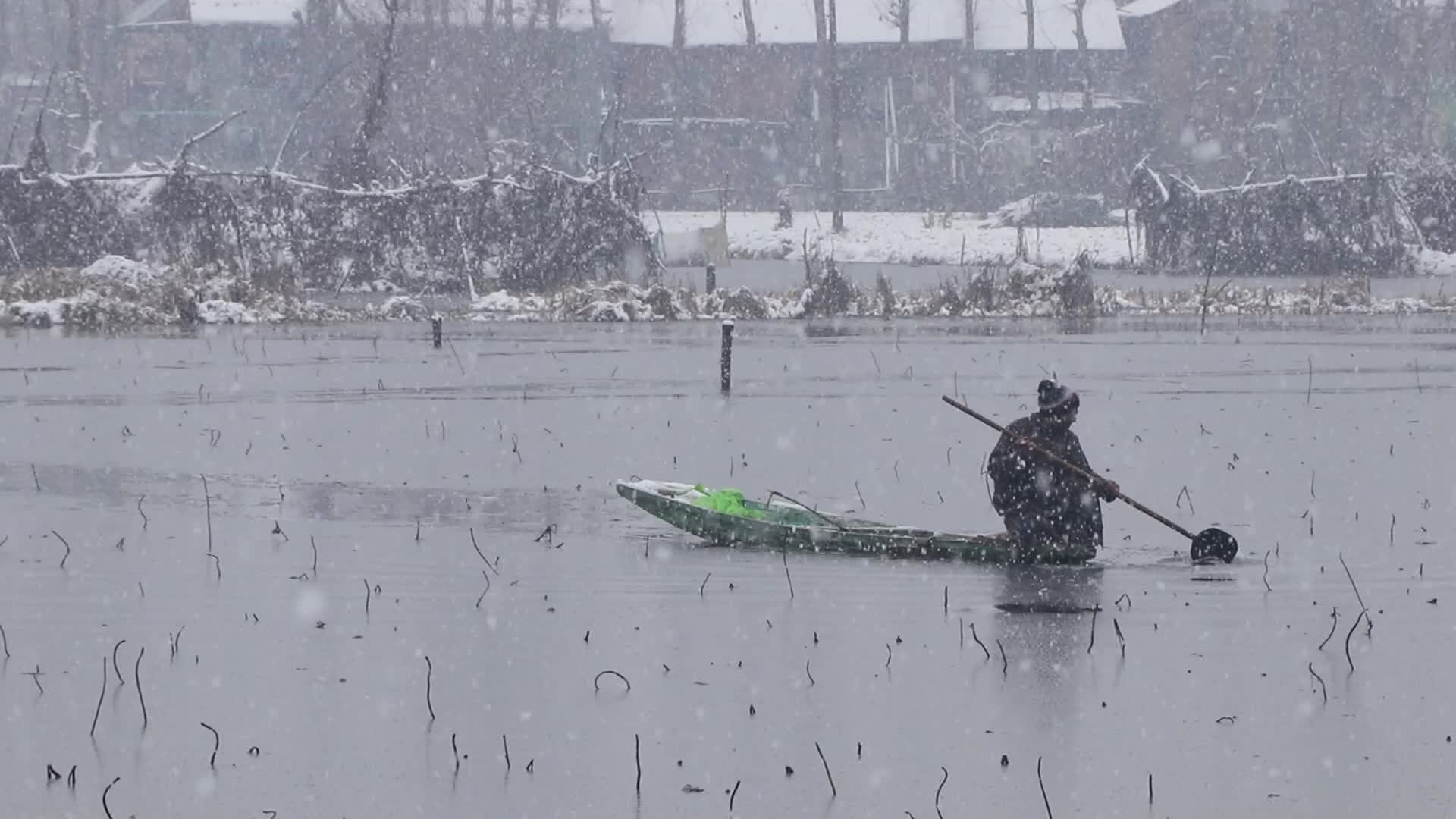 Heavy Snowfall In Kashmir